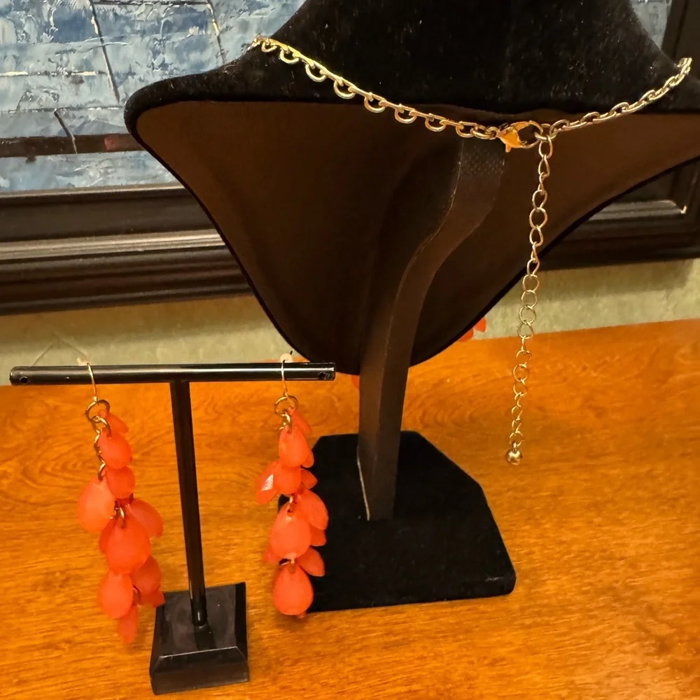 Coral Colored Faceted Bead Teardrop Cluster Necklace & Earring Set - Picture 4 of 5